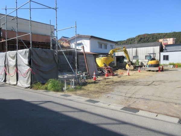 売地(更地渡し)東町 南東向き平坦地。 広さ約78坪(現在古家解体中) 売地(更地渡し)東町 南東向き平坦地。 広さ約78坪(現在古家解体中)